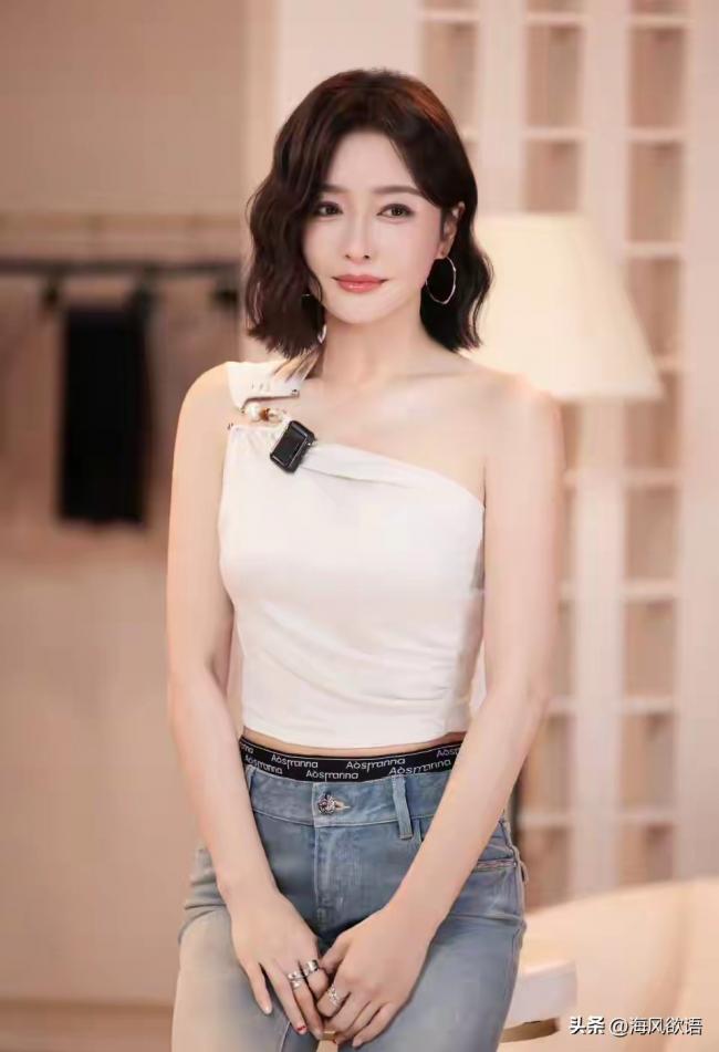 秦岚穿紧身裤 让人挪不开眼