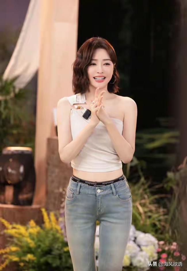 秦岚穿紧身裤 让人挪不开眼