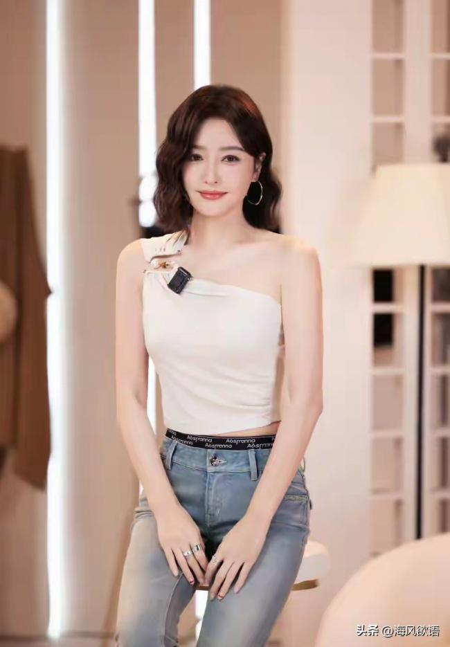 秦岚穿紧身裤 让人挪不开眼