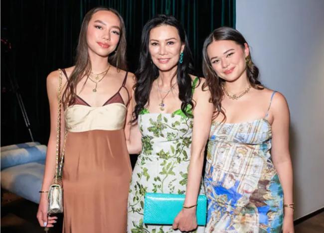 默多克95岁寿宴,邓文迪带两女坐主桌!川普送祝福