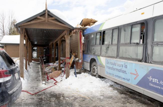 2死6伤! 加拿大公交车司机发疯加速撞进托儿所