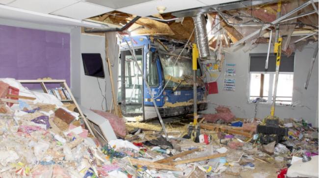 2死6伤! 加拿大公交车司机发疯加速撞进托儿所