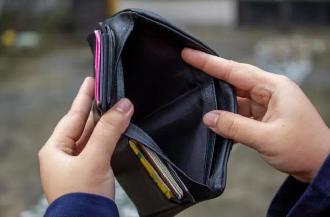 惨:近半加拿大人为月光族,三成无法每月还卡数