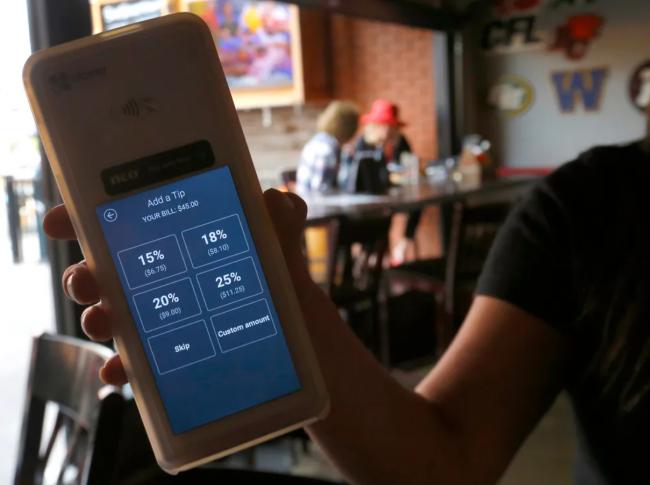 失控! 加拿大人对小费忍无可忍 要求彻底取消