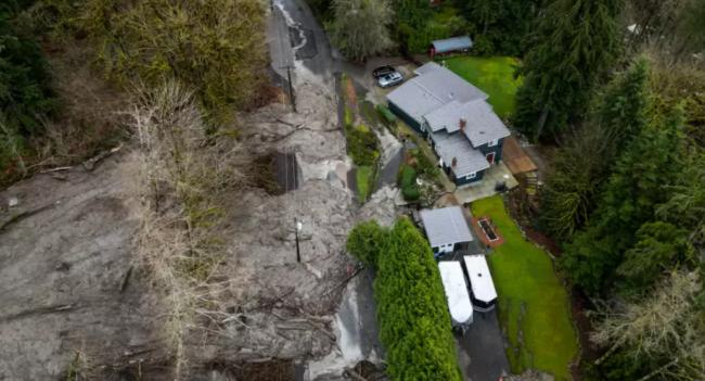 暴雨冲刷大温致土石流 高贵林8人获直升机解救 暴雨冲刷大温致土石流 高贵林8人获直升机解救