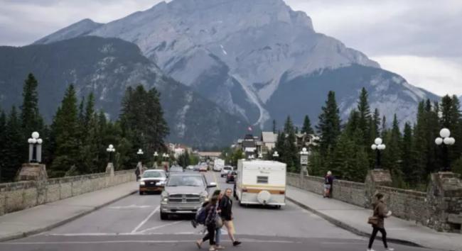 班芙公园游客创新高 人气太火爆园长都急了 班芙公园游客创新高 人气太火爆园长都急了