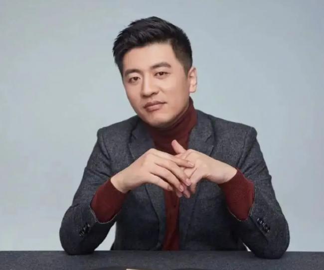 张雪峰被传心脏骤停后账号更新，旗下公司回应