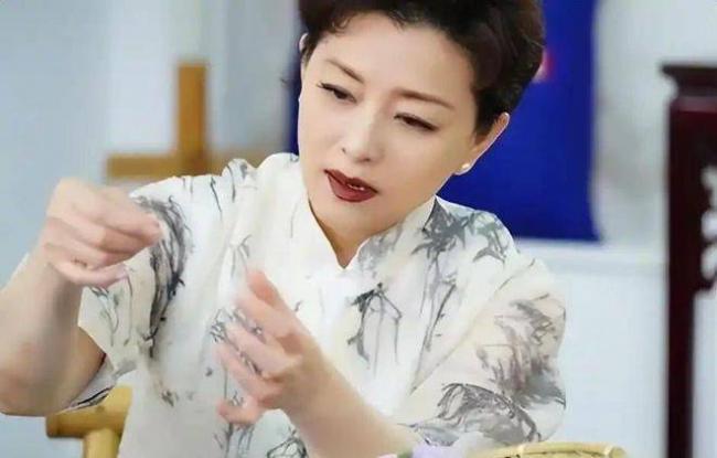 杨澜抛弃的前夫 摇身一变成大佬