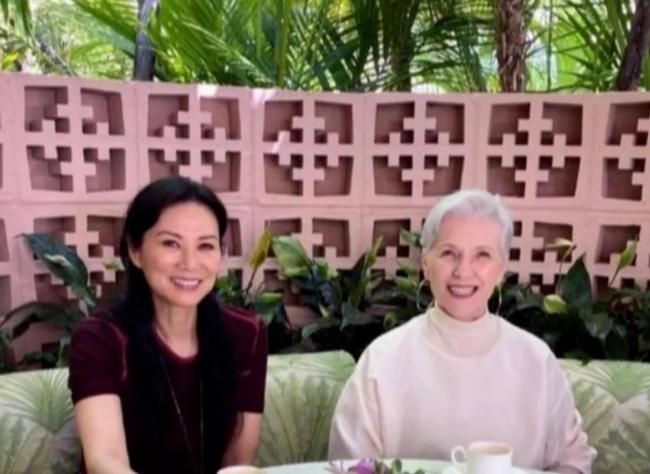 邓文迪现身北京素颜逛小店, 马斯克母亲打卡长城