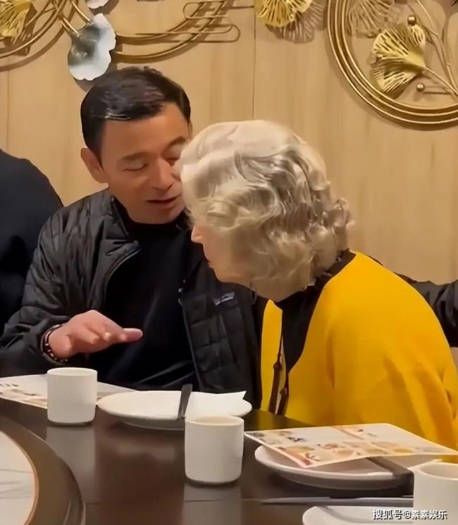 李小龙遗孀琳达近况 81岁神采奕奕与信徒们饮茶