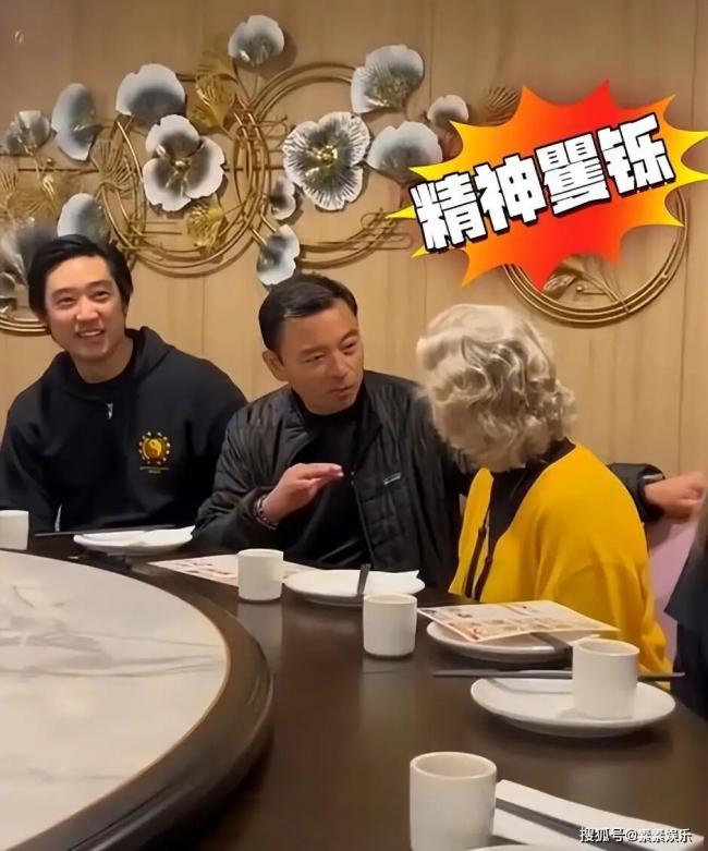 李小龙遗孀琳达近况 81岁神采奕奕与信徒们饮茶