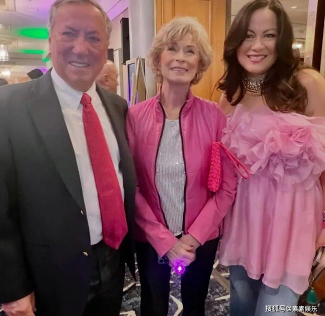 李小龙遗孀琳达近况 81岁神采奕奕与信徒们饮茶