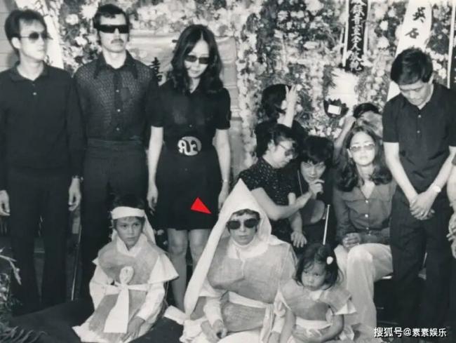 李小龙遗孀琳达近况 81岁神采奕奕与信徒们饮茶