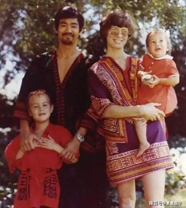 李小龙遗孀琳达近况 81岁神采奕奕与信徒们饮茶