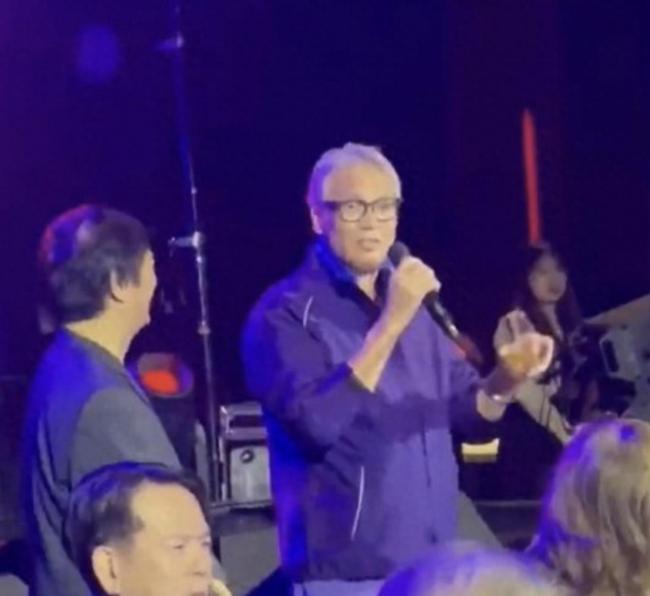 80岁秦祥林台湾露面：满头白发 常年居住美国