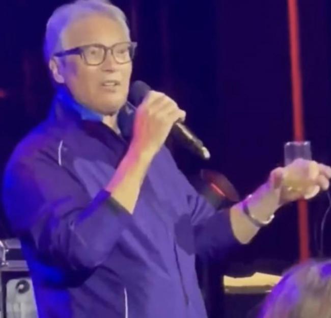 80岁秦祥林台湾露面：满头白发 常年居住美国