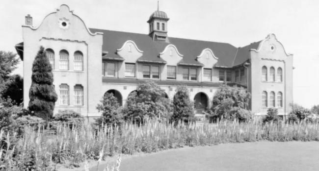 温哥华女校遭控虐童 卑诗高院批准对政府诉讼