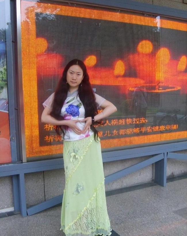 初代网红芙蓉姐姐重病缠身 带红包探望老友