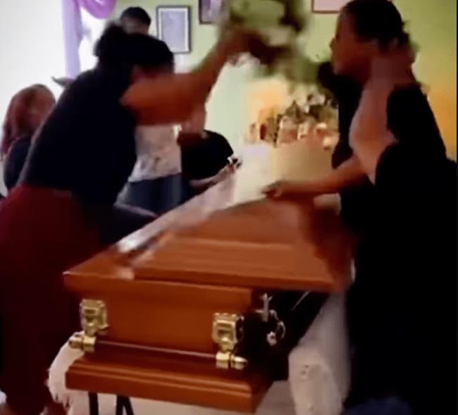 葬礼变捉奸现场 正宫小三相见互殴 棺材盖被推开