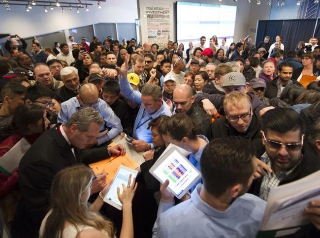 崩盘!从千人排队到瘫痪 温哥华楼花时代彻底终结 崩盘!从千人排队到瘫痪 温哥华楼花时代彻底终结