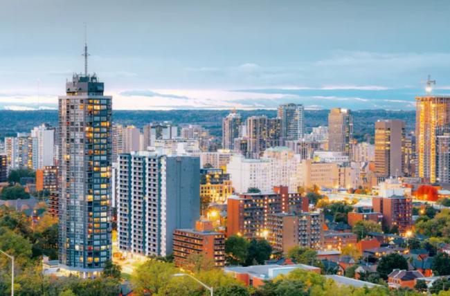 加拿大小城翻红，多伦多平替、人人都想去？