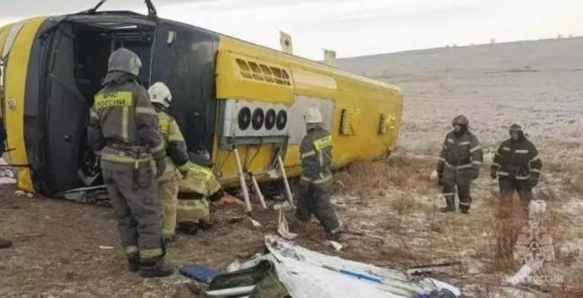 俄罗斯边疆区载中国人旅游巴翻侧 2死约10伤