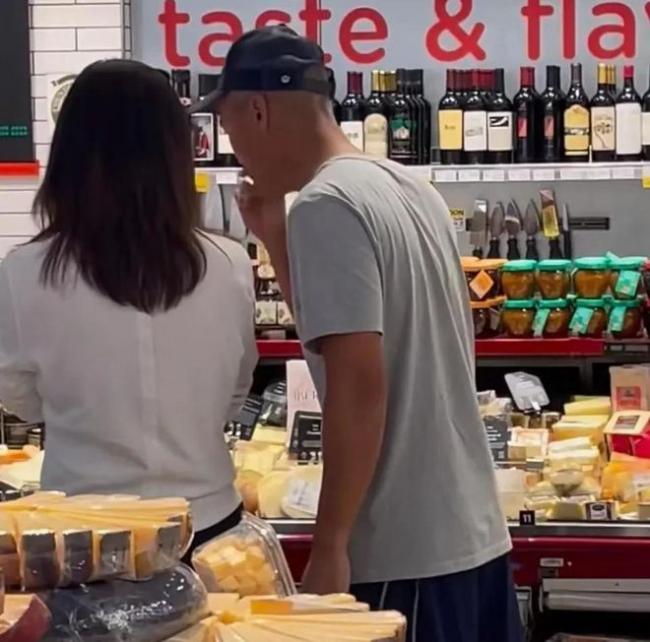 51岁徐静蕾美国超市被拍：胖到不敢认 黄立行...