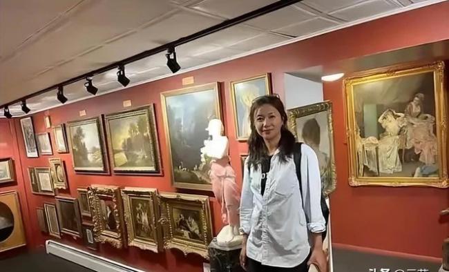 51岁徐静蕾美国超市被拍：胖到不敢认 黄立行...