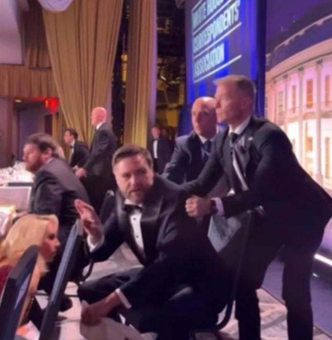 枪击发生后，副总统万斯比川普先撤离引发质疑