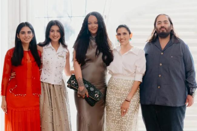 蕾哈娜到访印度首富家，跟34岁伊莎·安巴尼谈生意