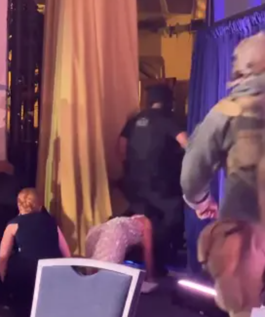 枪响时在川普身边! 华裔女记者自爆: 我当时在爬