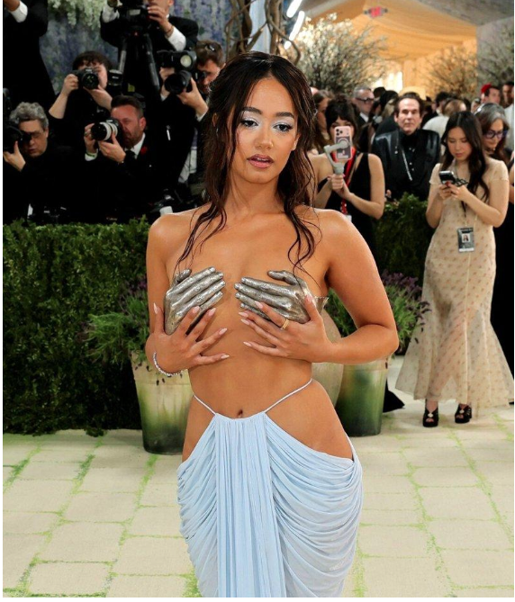 Met Gala：人气网红上身近乎全裸登场