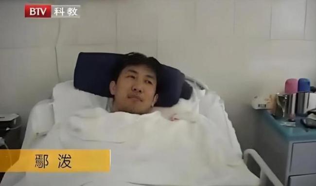 丈夫出事 50岁李小冉放低身段出来赚钱