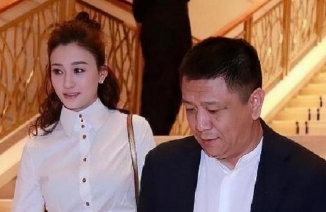 丈夫出事 50岁李小冉放低身段出来赚钱