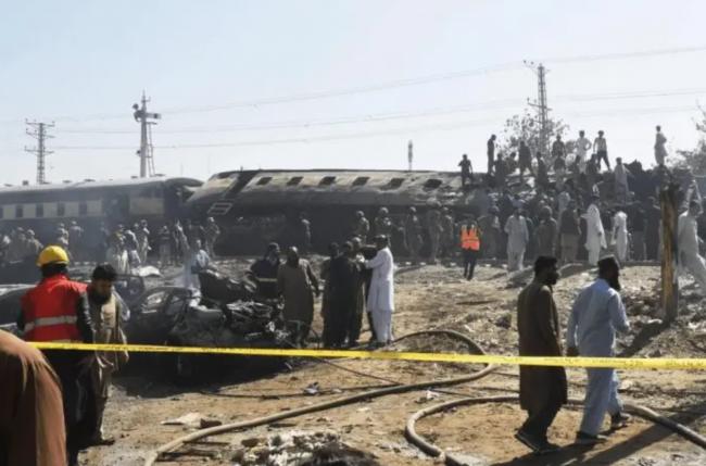 巴基斯坦一列车遇炸弹袭袭 至少27人死82人受伤