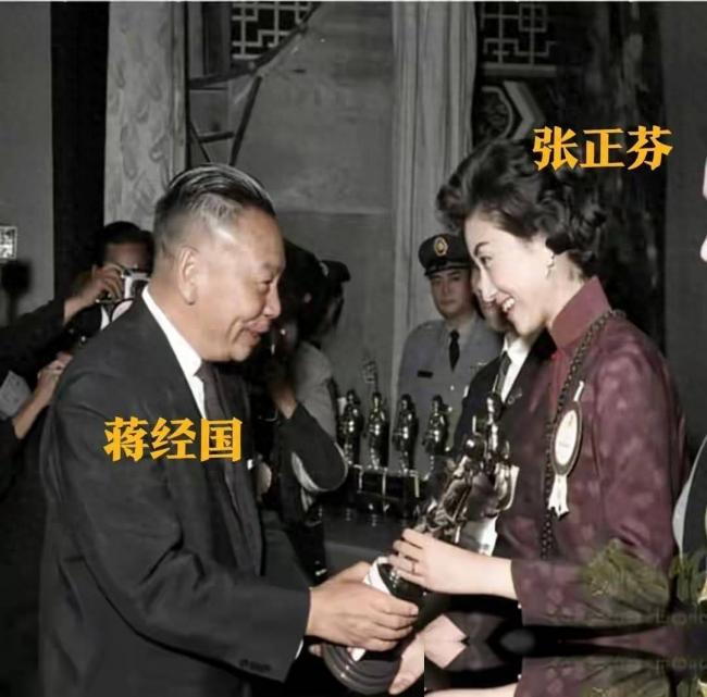 蒋经国和美人张正芬合影 难怪她看不上伊能静