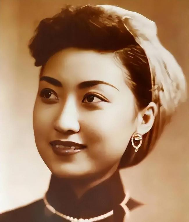蒋经国和美人张正芬合影 难怪她看不上伊能静