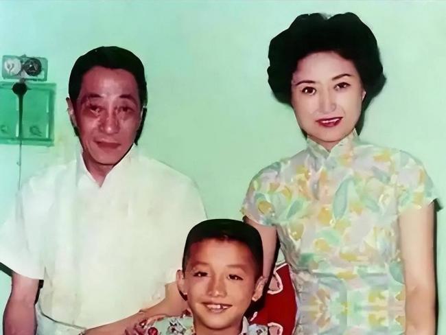 蒋经国和美人张正芬合影 难怪她看不上伊能静