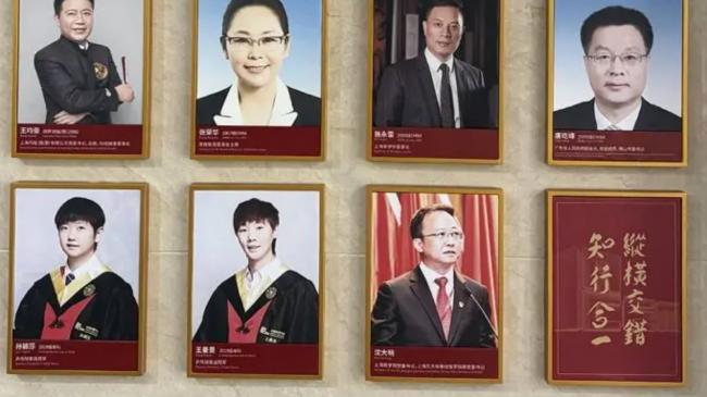 孙颖莎、王曼昱毕业 照片登上海交通大学校友墙