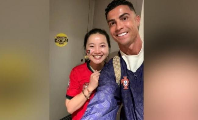 中国女球迷在电梯巧遇C罗 抱了3次还"掐一把"！