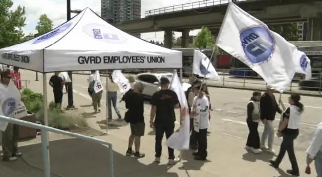 大温都会局工会宣布无限期罢工 公园垃圾桶满泻 大温都会局工会宣布无限期罢工 公园垃圾桶满泻