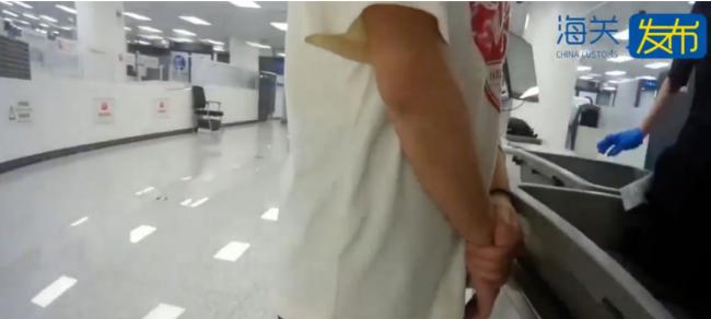 视频曝光! 华人带31万加元, 中国出境被查 视频曝光! 华人带31万加元, 中国出境被查