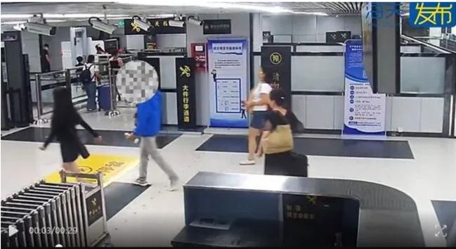 视频曝光! 华人带31万加元, 中国出境被查 视频曝光! 华人带31万加元, 中国出境被查