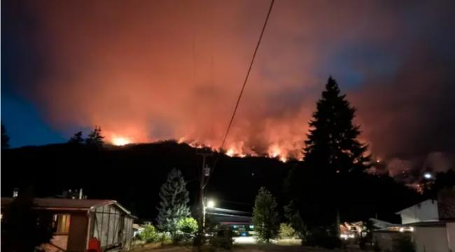 卑诗山火连环爆 不少居民连夜被迫逃离家园 卑诗山火连环爆 不少居民连夜被迫逃离家园