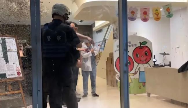 惊悚! 华人教授提大砍刀闯教室 狂砍亲戚50多刀 惊悚! 华人教授提大砍刀闯教室 狂砍亲戚50多刀