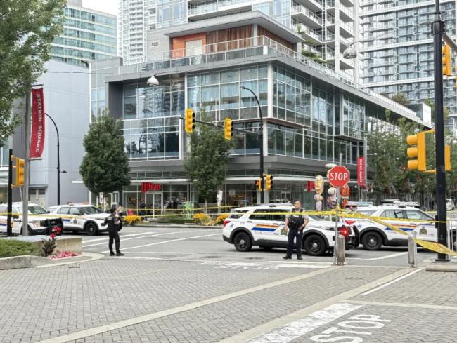 本拿比Metrotown有人跳楼! 30层公寓一跃而下 本拿比Metrotown有人跳楼! 30层公寓一跃而下