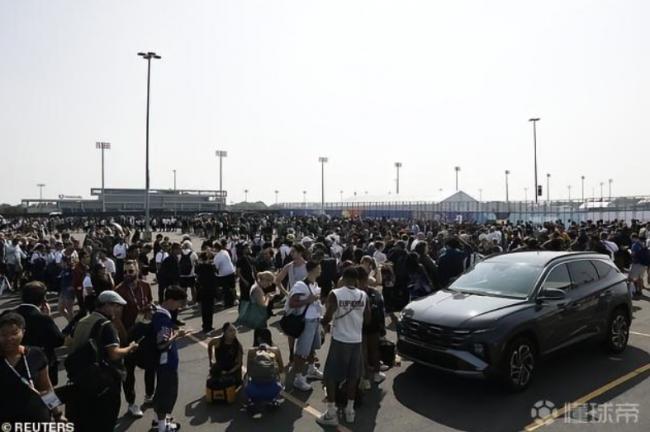 世界杯决赛场外因安检乱成一团 球迷排长队进场 世界杯决赛场外因安检乱成一团 球迷排长队进场