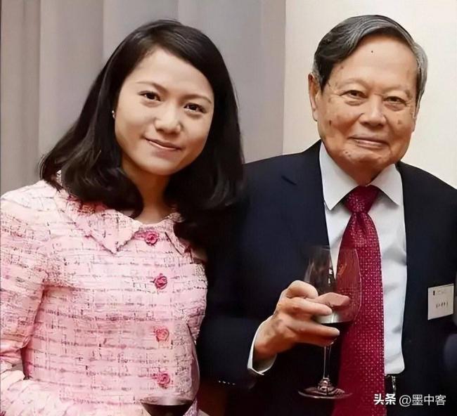 卷走18亿带37箱“财物”跑路？翁帆又遇上难题