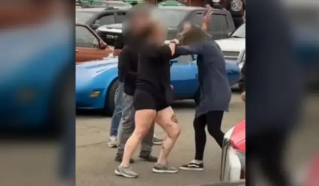 穆斯林妇女被喊滚回你国家 遭当街围殴至重伤