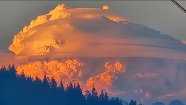 卑诗山火催生末日奇观 巨大火积云200公里外可见 卑诗山火催生末日奇观 巨大火积云200公里外可见